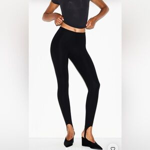 SKIMS NWT High Waisted Stirrup Legging - Obsidian